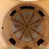 Alziamo ora lo sguardo per ammirare l�interno della cupola. La parte laterale � scandita da lesene che delimitano le due grate dalle quali i monaci seguivano la messa...